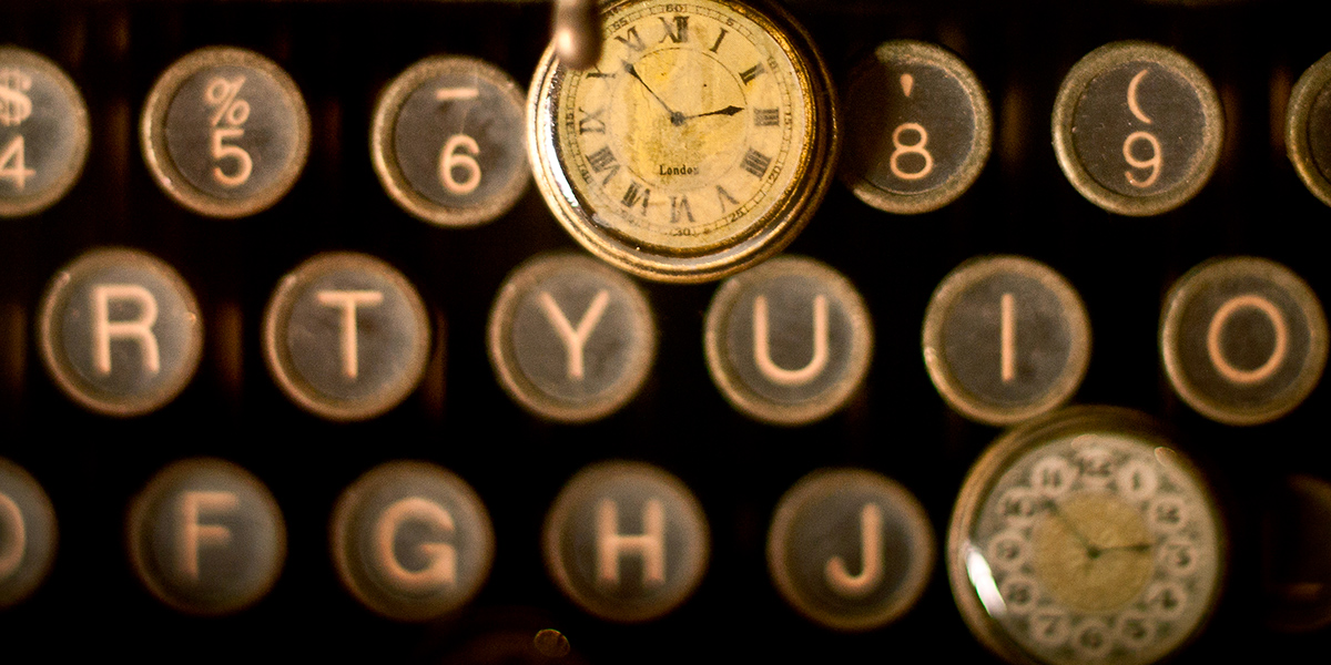 Afbeelding twee horloges en oude typemachine
