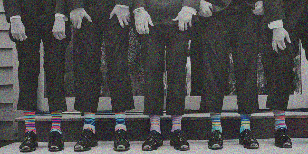 Afbeelding van mannen met allemaal gekleurde gestreepte sokken aan