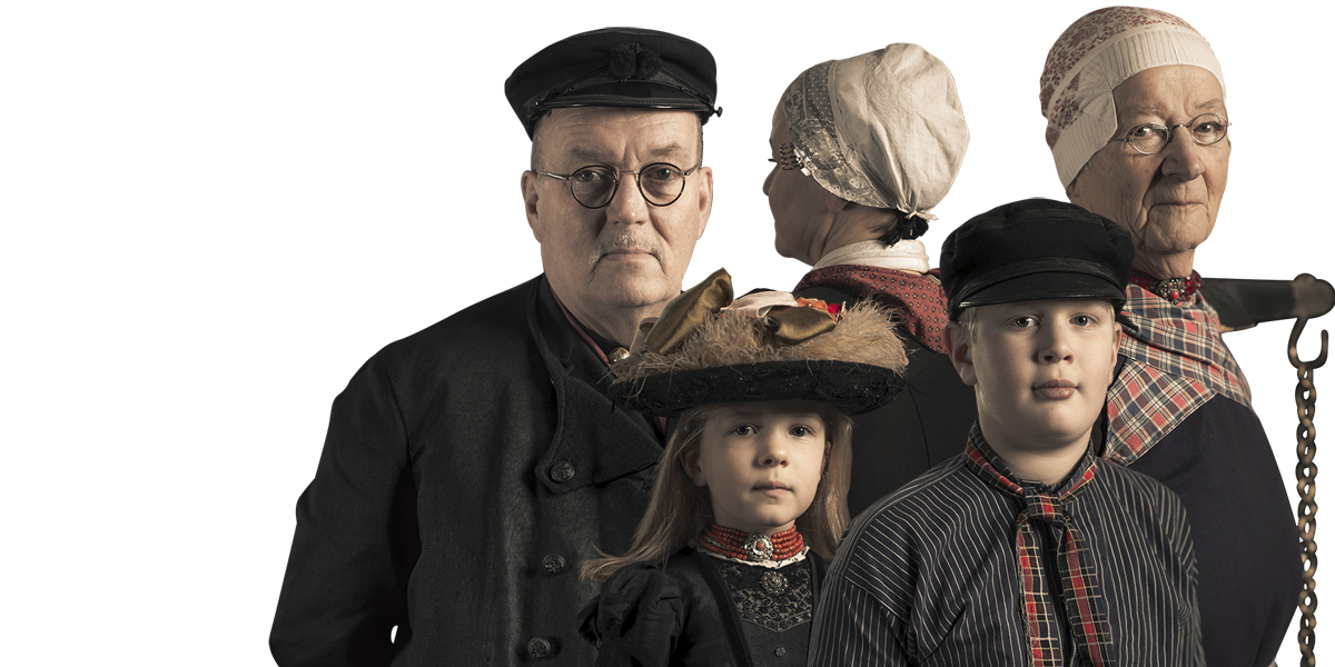 Foto's van twee vrouwen, een man en twee kinderen in klederdracht