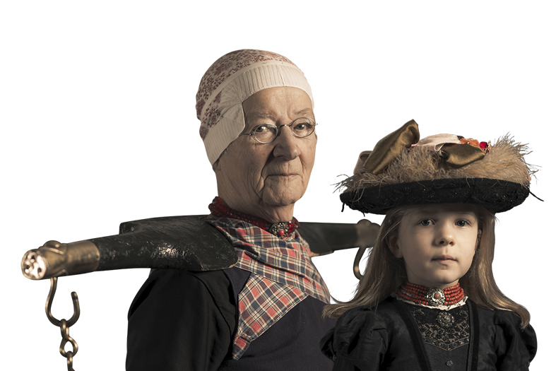 vrouw en meisje met hoed en tood halssierraad in Elspeter klederdracht